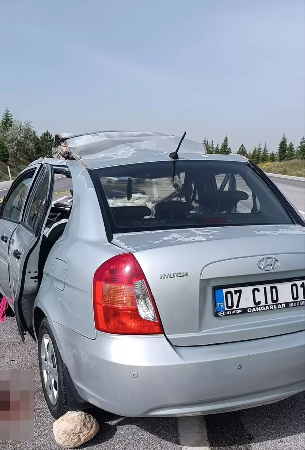 Afyonkarahisar'da Otomobil Tır Dorsesine Çarptı: 1 Ölü, 4 Yaralı