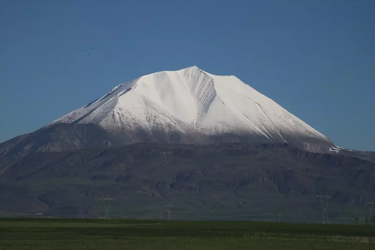 Kösedağ Baharda Yeniden Beyaza Büründü