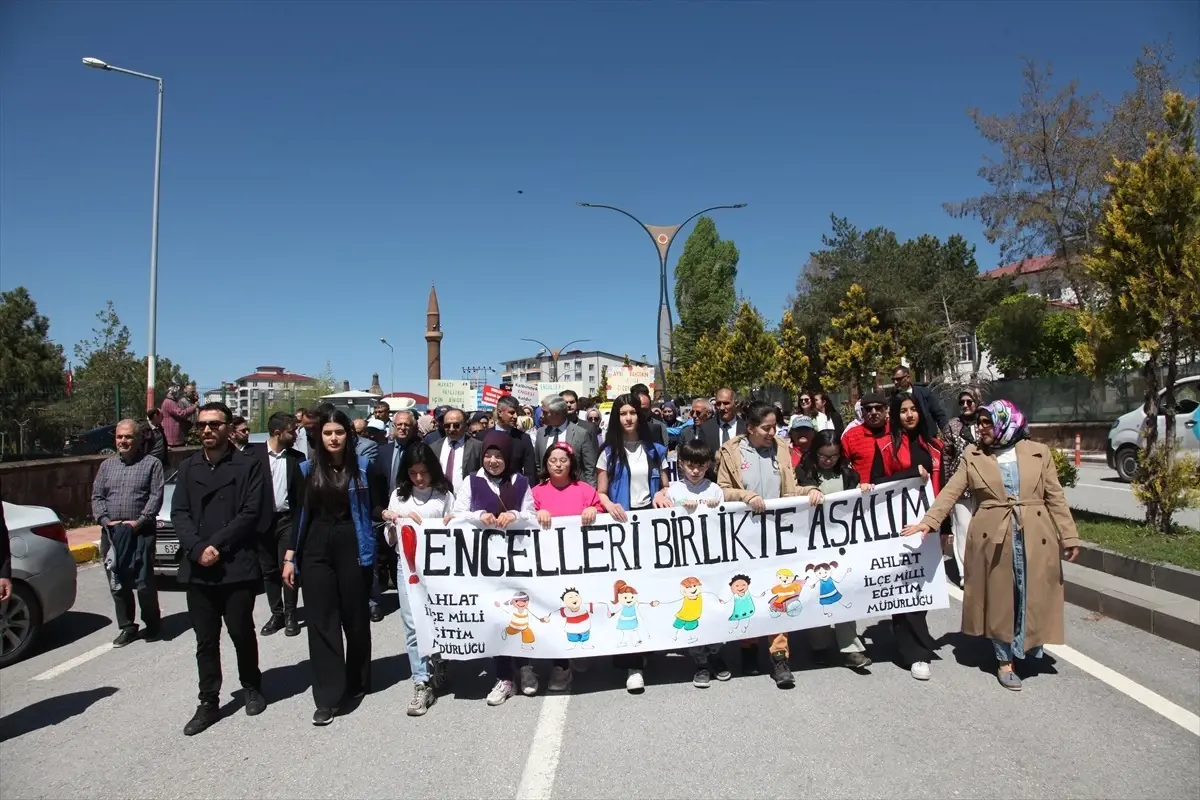 Ahlat'ta Engelliler Haftası Farkındalık Yürüyüşü Düzenlendi