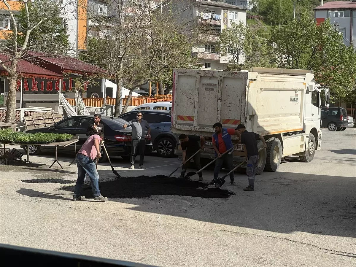 Sivas'ın Akıncılar İlçesinde Yol Onarım Çalışmaları Başladı