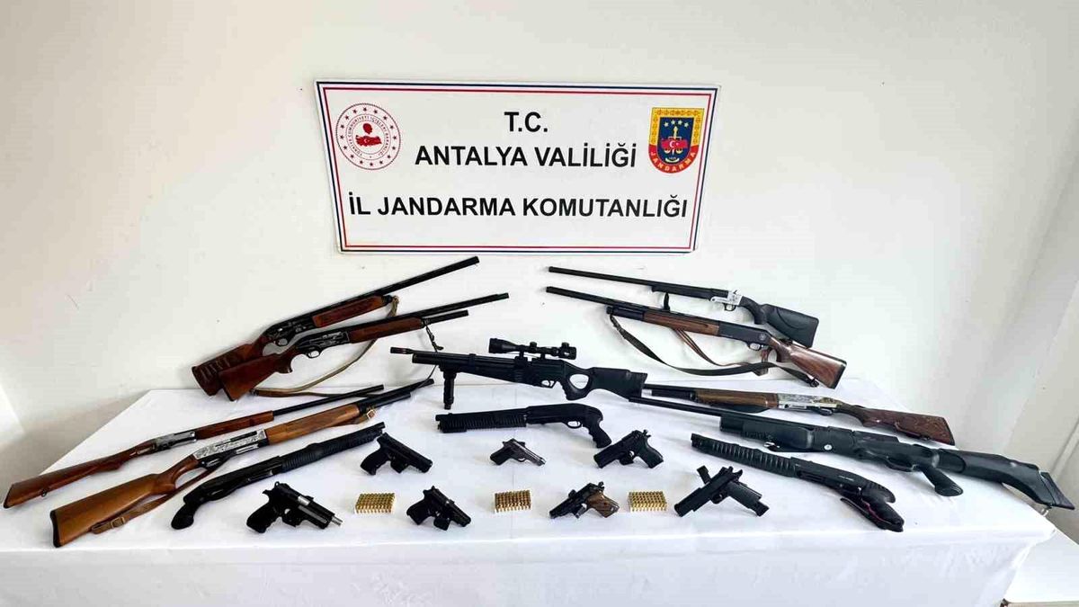 Alanya'da Silah Kaçakçılarına Büyük Darbe: Ruhsatsız Silahlar Ele Geçirildi