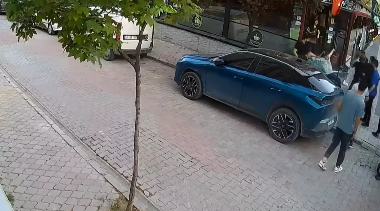 Afyonkarahisar'da Kafe Çalışanlarına Saldırı: İki Yaralı