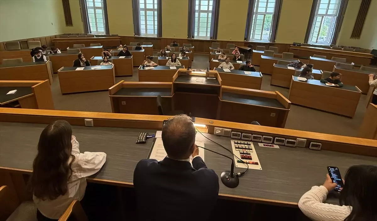 Berlin'de Türk Derneklerinden Çocuklara Belediye Meclisi Eğitimi