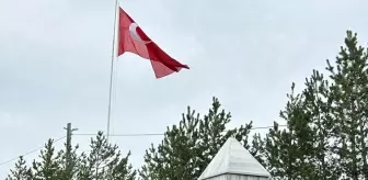 Alucra'daki şehitlikte yüksekokul öğrencilerinden temizlik ve çevre düzenlemesi