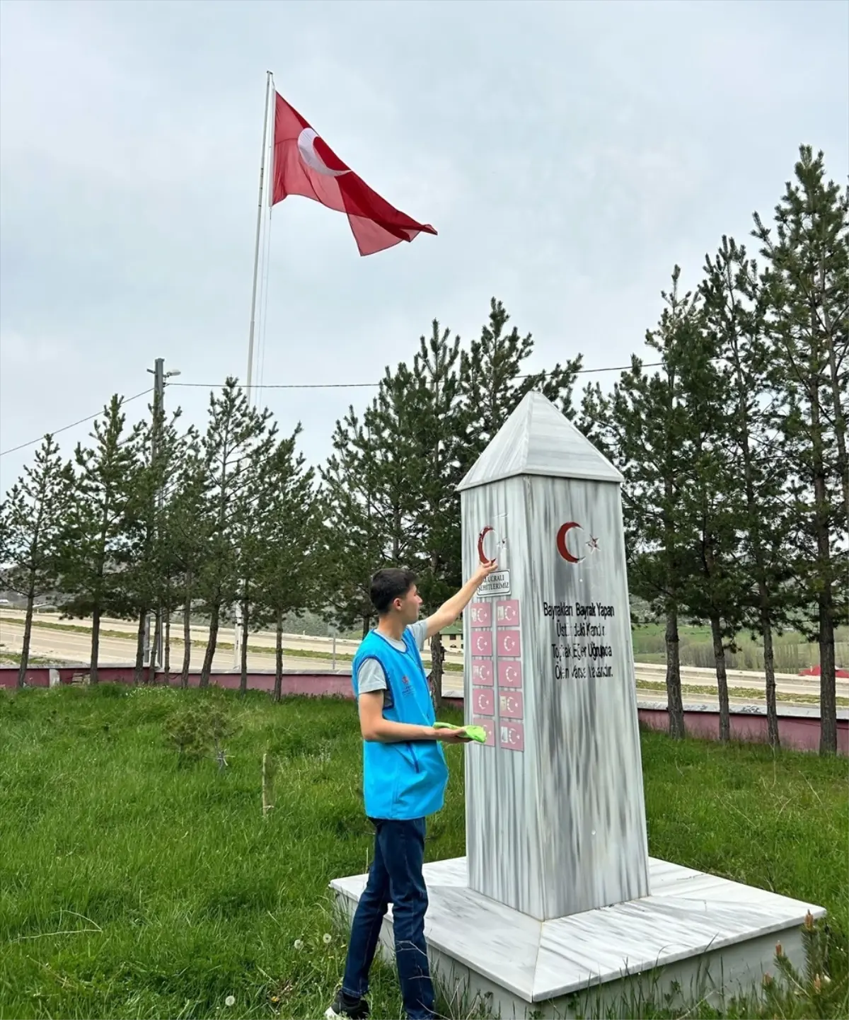 Alucra'daki şehitlikte yüksekokul öğrencilerinden temizlik ve çevre düzenlemesi