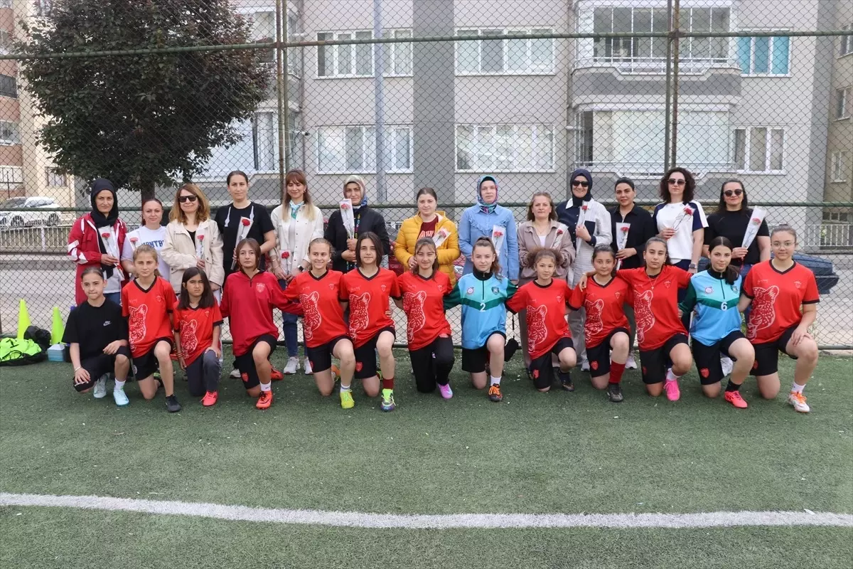 Amasis Kadın Futbol Takımı'ndan Anneler Günü Kutlaması