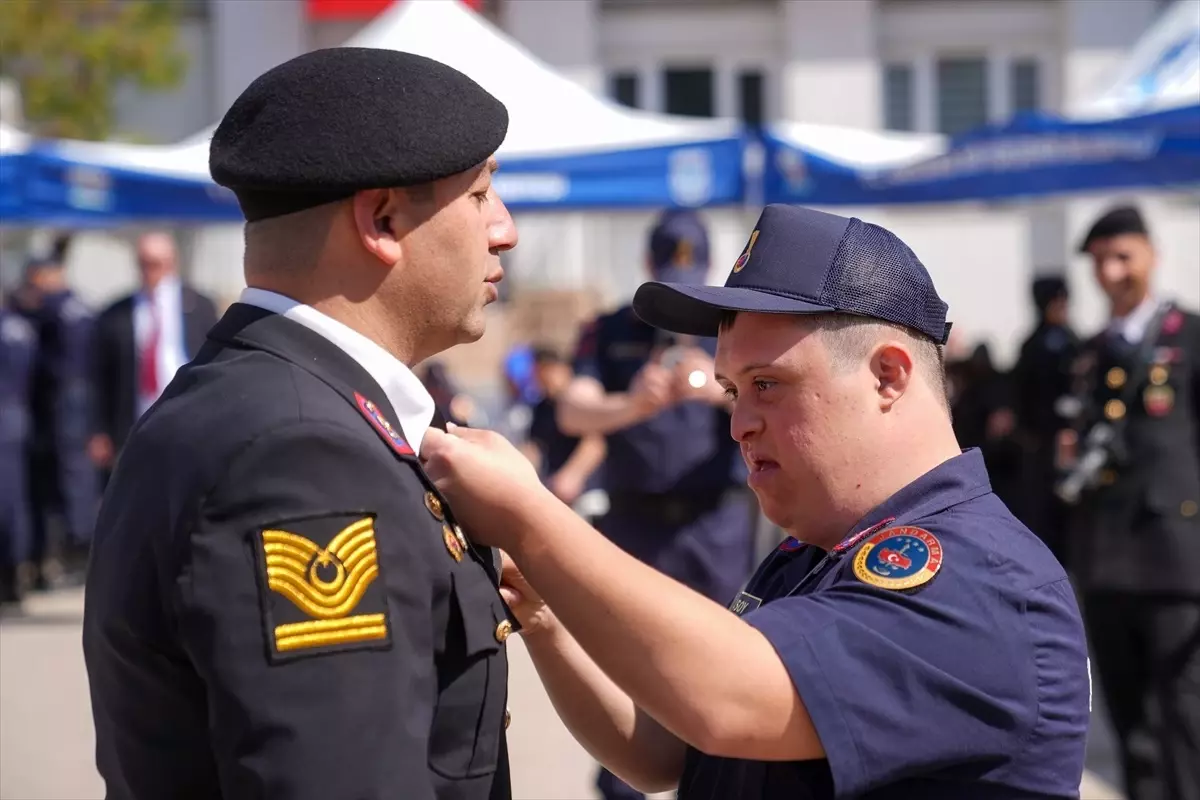 Ankara'da engelli gençler bir günlüğüne asker oldu
