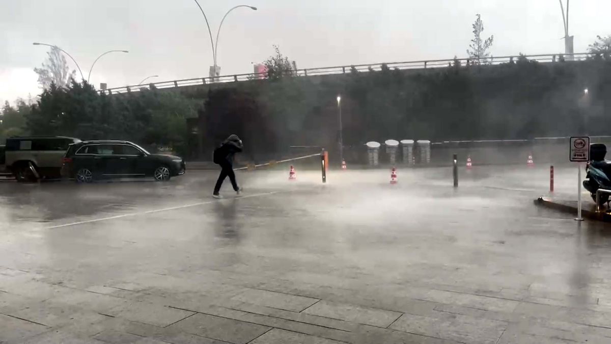 Ankara'da Kuvvetli Rüzgar ve Sağanak Yağış, Hayatı Olumsuz Etkiledi