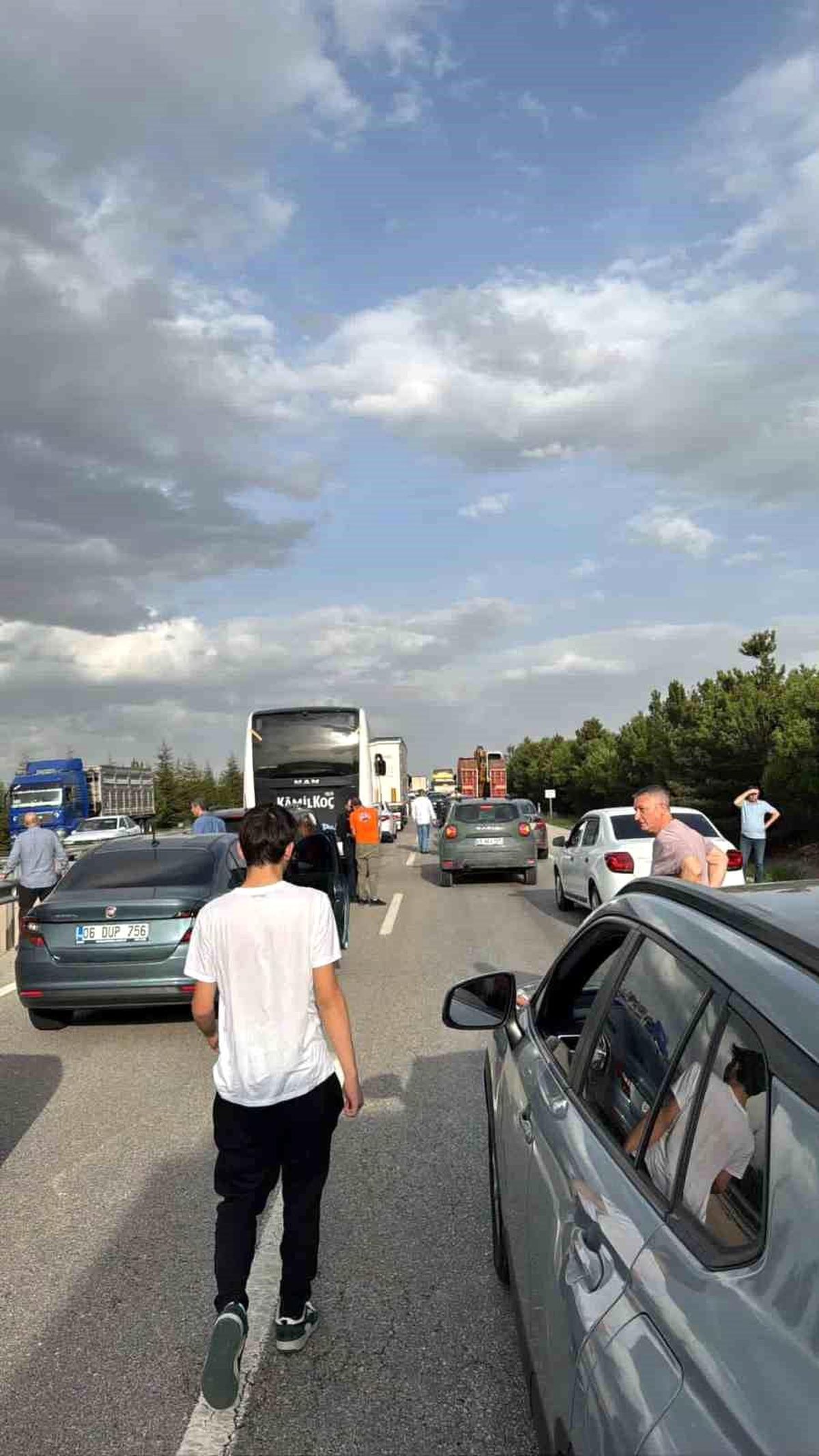 Eskişehir-Ankara Karayolunda Tır Devrildi: Sürücü Yaralandı