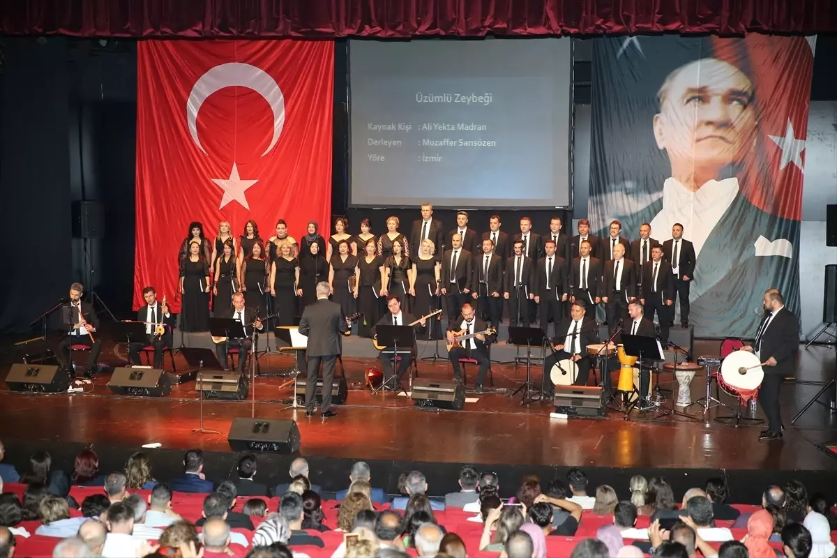 Antalya'da Türk Halk Müziği Korosu Konseri