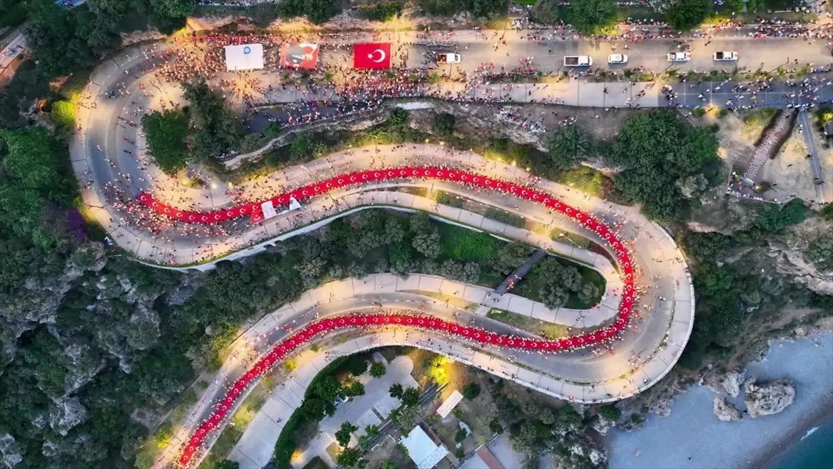 Antalya'da 19 Mayıs Coşkusu: Fener Alayı ve Konser