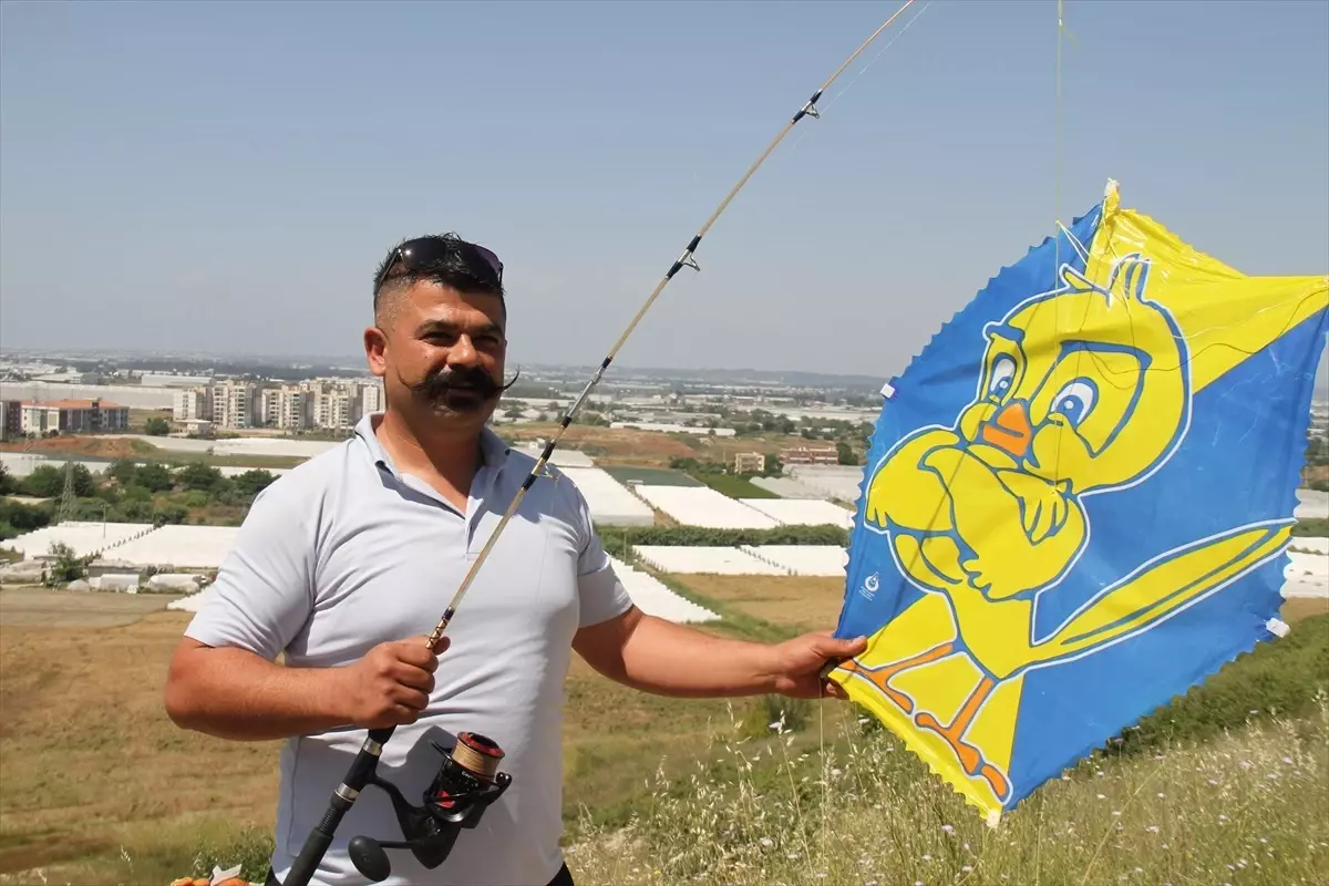 Antalya'da Uçurtma Şenliğinde Olta ile Uçurtma Uçuran Baba İlgi Odağı Oldu
