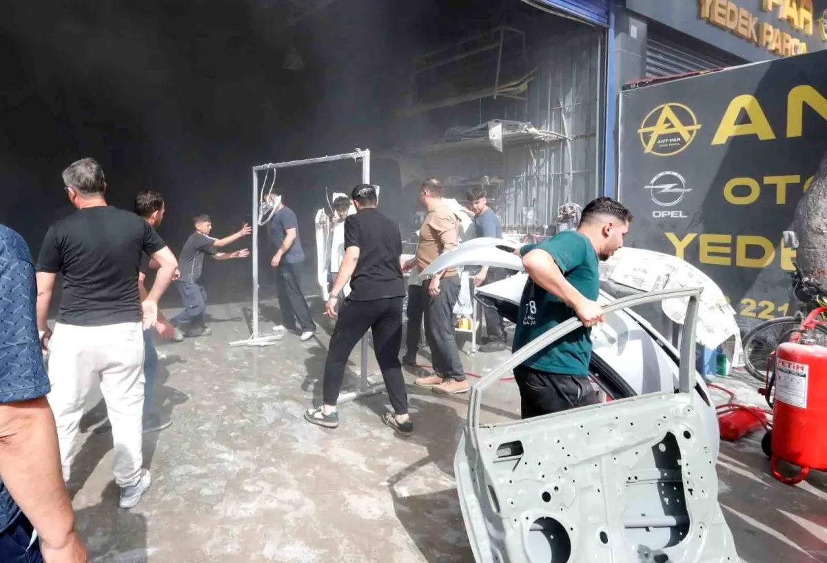 Antalya'da Boya Atölyesinde Yangın: 12 Kişi Dumandan Etkilendi