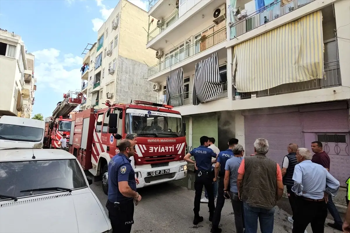 Manavgat'ta Depoda Yangın Çıktı