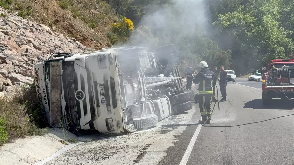Gazipaşa'da Zift Yüklü Tır Devrildi, Sürücü Ağır Yaralandı
