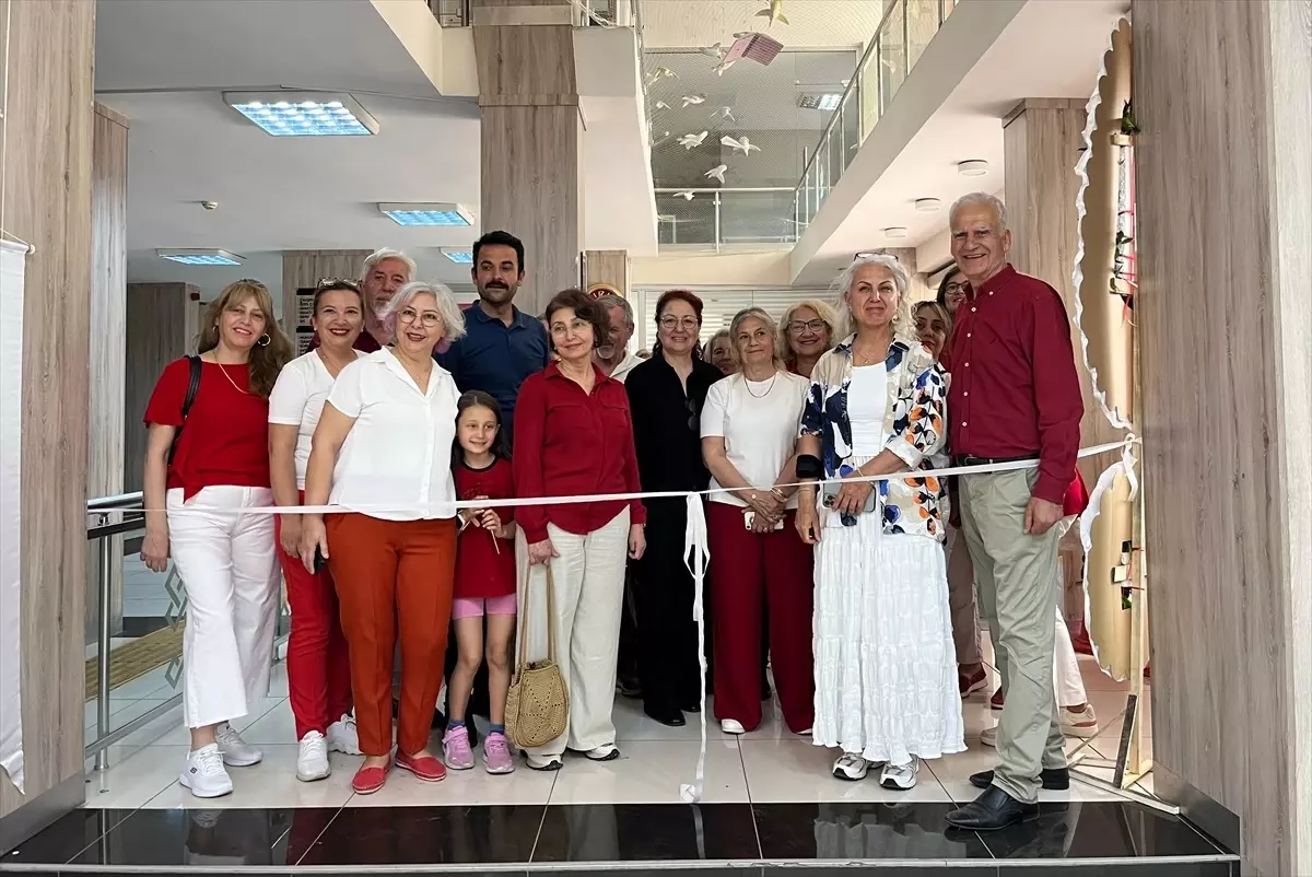 Antalya'da Gençliğim-Gençliğin Resim Sergisi Açıldı