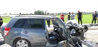 Antalya'da Kepçe ile Otomobil Çarpıştı: 2 Yaralı