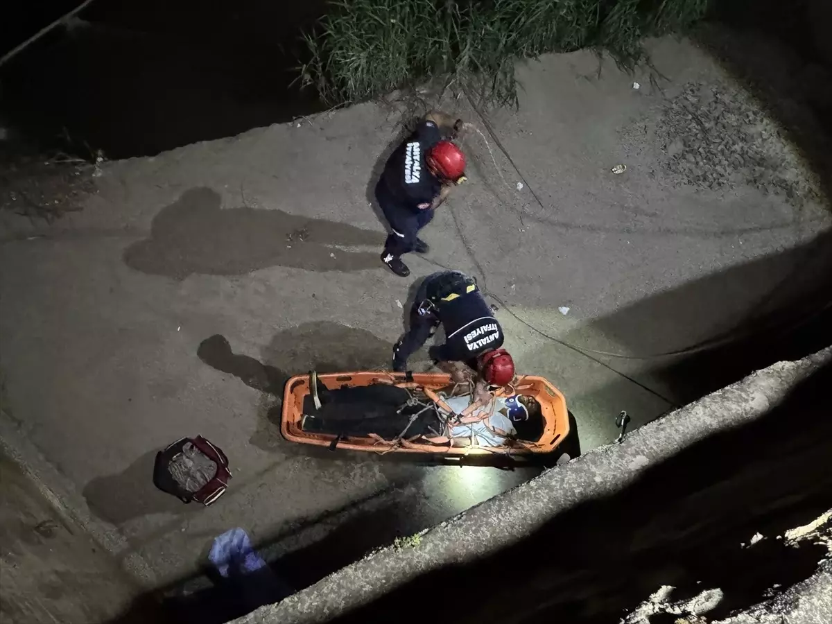 Antalya'da Köprüden Düşen Kişi İtfaiye Ekiplerince Kurtarıldı