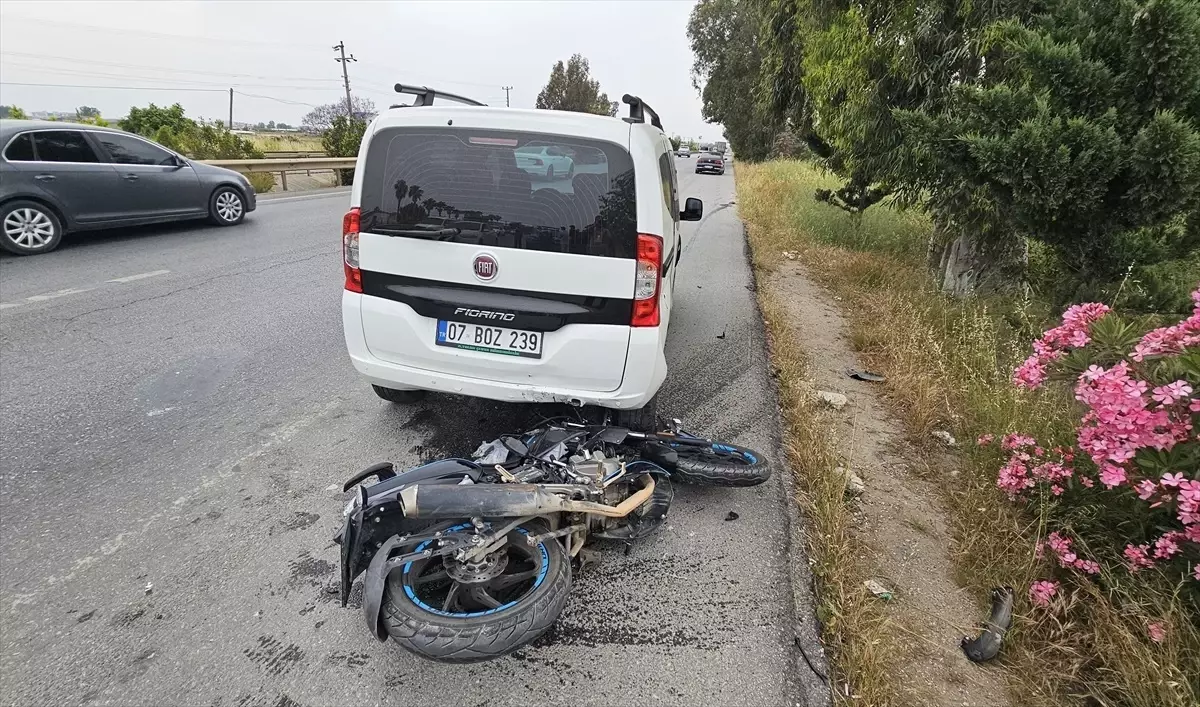 Antalya'da Motosiklet Kazası: Sürücü Yaralandı