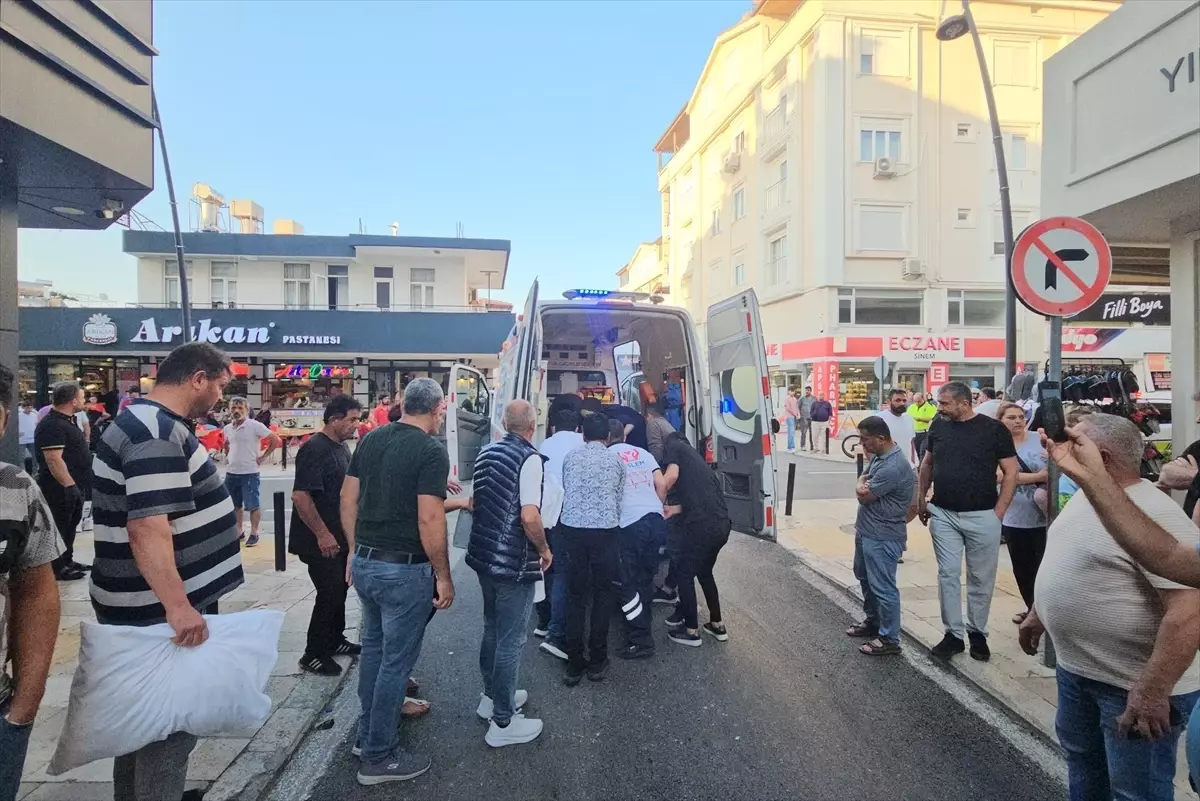 Manavgat'ta Motosiklet ve Servis Minibüsü Çarpıştı: 1 Ölü, 1 Yaralı