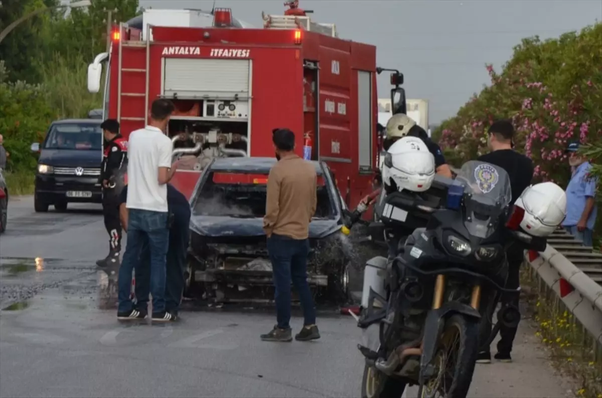 Antalya'da Seyir Halindeki Otomobilde Yangın Çıktı
