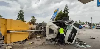 Antalya'da Asfalt Yüklü Kamyonun Devrilmesi Sonucu 2 Yaralı