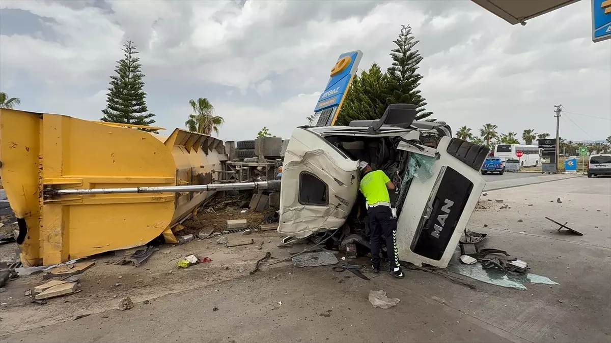 Antalya'da Asfalt Yüklü Kamyonun Devrilmesi Sonucu 2 Yaralı