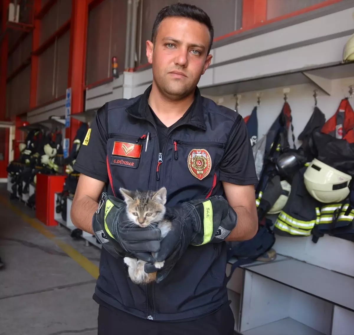 Konya'da Motor Kısmına Sıkışan Kedi Yavrusunu İtfaiye Kurtardı