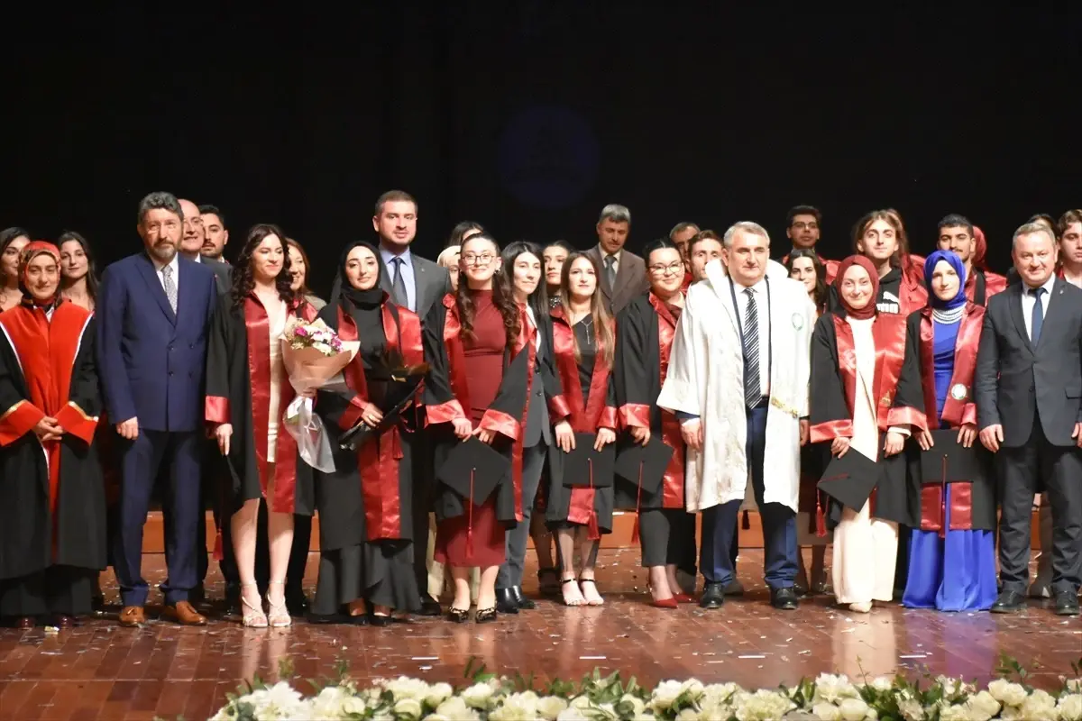 Artvin Çoruh Üniversitesi'nde Mezuniyet Töreni Coşkusu