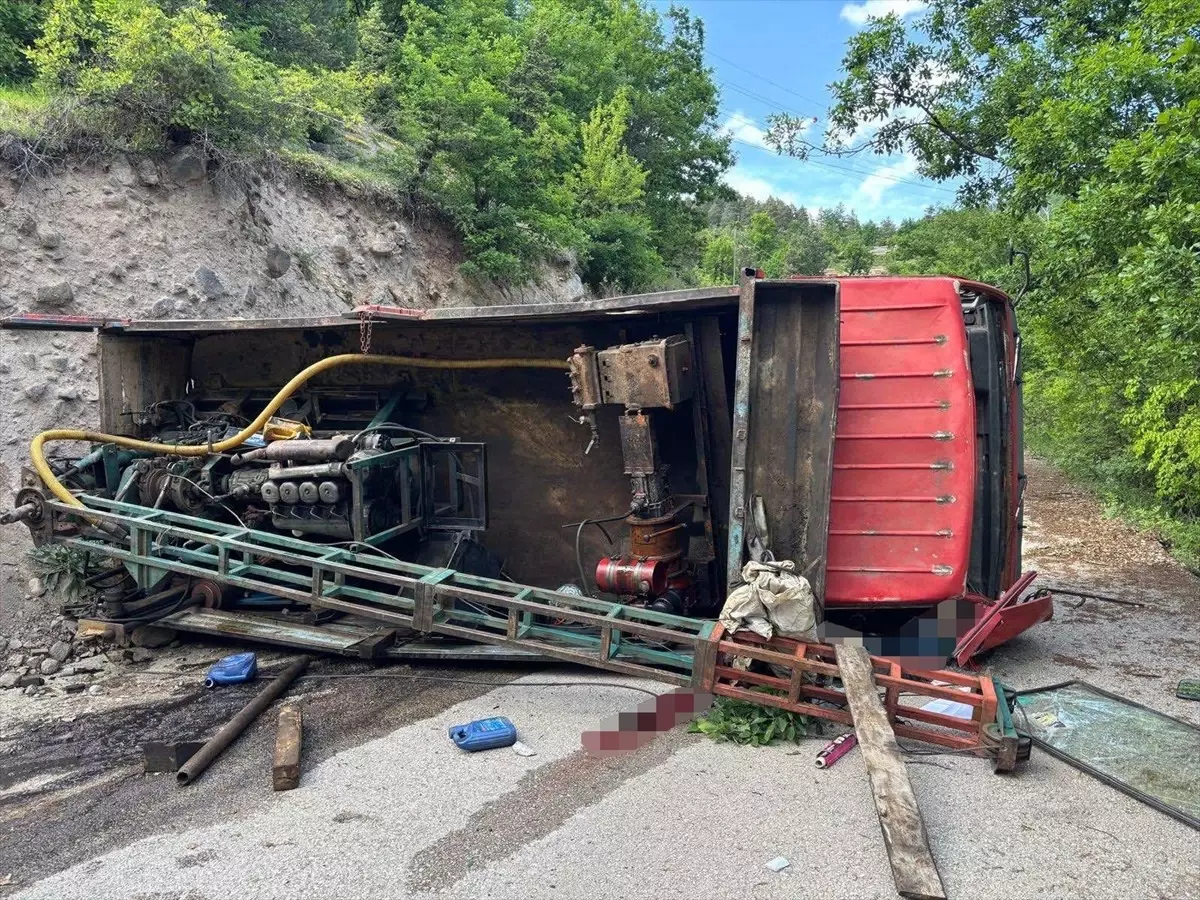 Artvin'de Kamyon Devrildi: 1 Ölü, 2 Yaralı