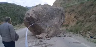 Artvin-Ardanuç Yolunda Kaya Düşmesi Nedeniyle Ulaşım Tek Şeritten Sağlanıyor