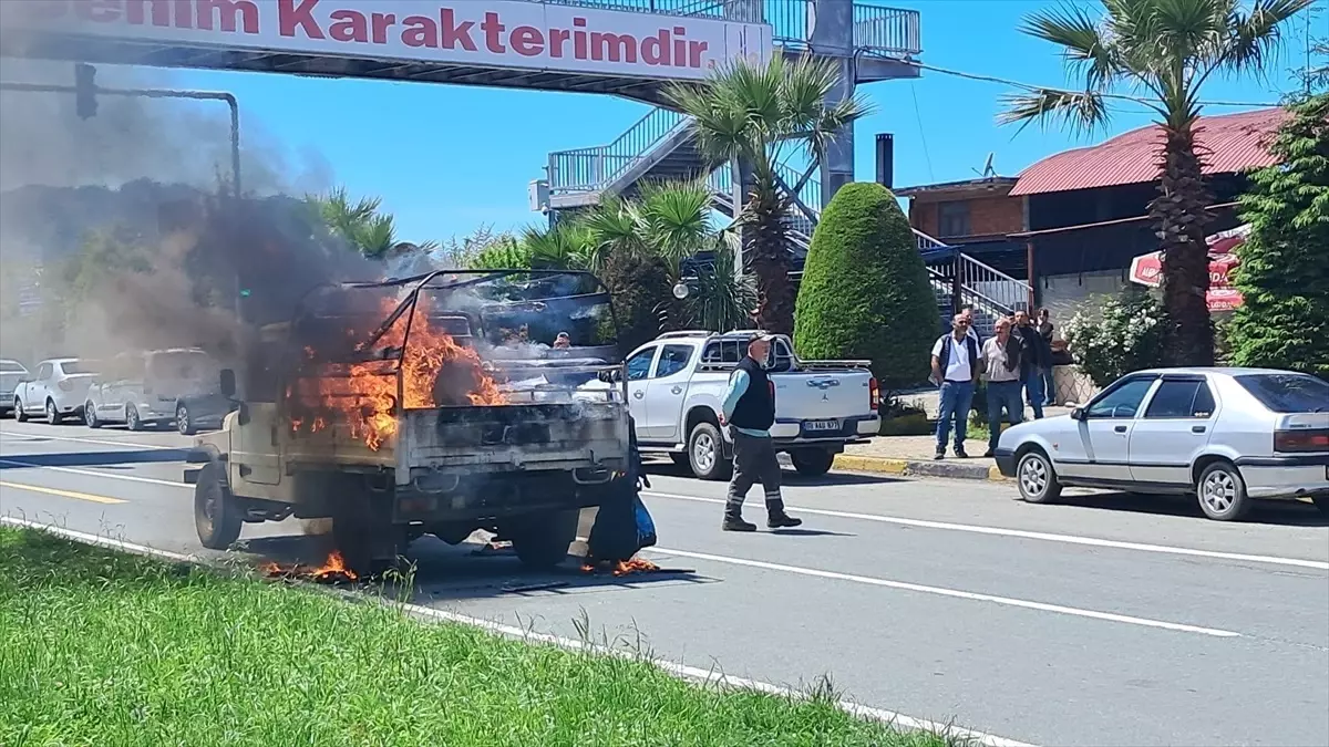 Hopa'da Seyir Halindeki Kamyonet Yandı