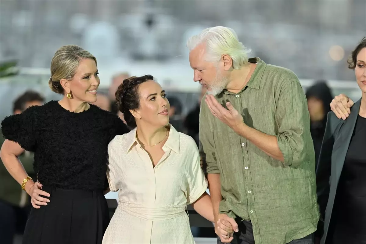 Julian Assange, Cannes Film Festivali'nde İsrail'in Gazze'de öldürdüğü çocuklar için tişört giydi