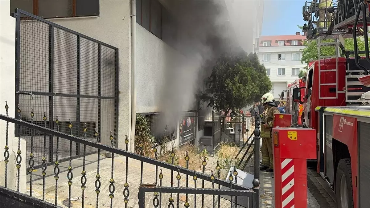 Avcılar'da Bir İş Yerinde Yangın Çıktı