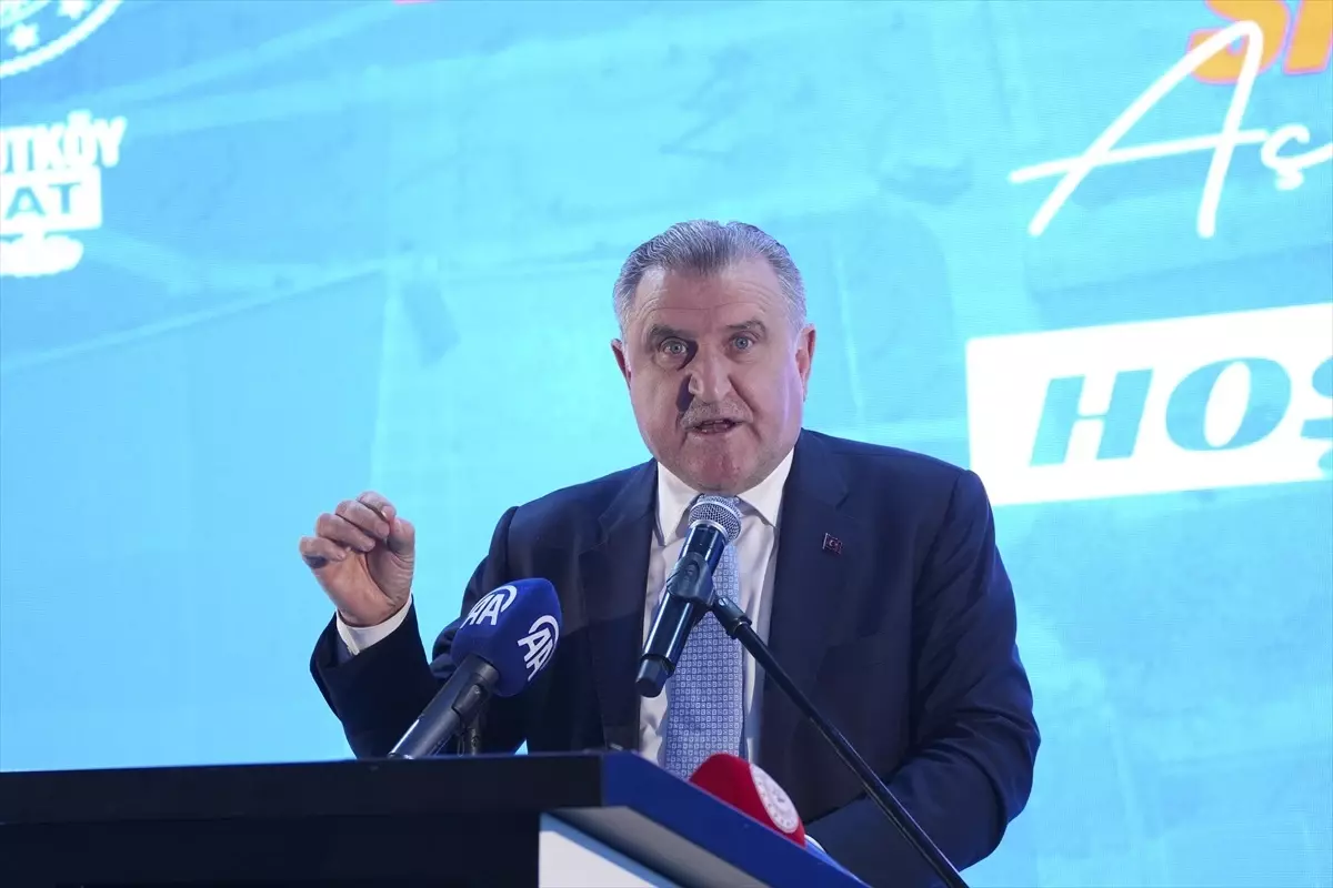 Bakan Bak, Arnavutköy'deki kapalı yüzme havuzlarının açılışına katıldı