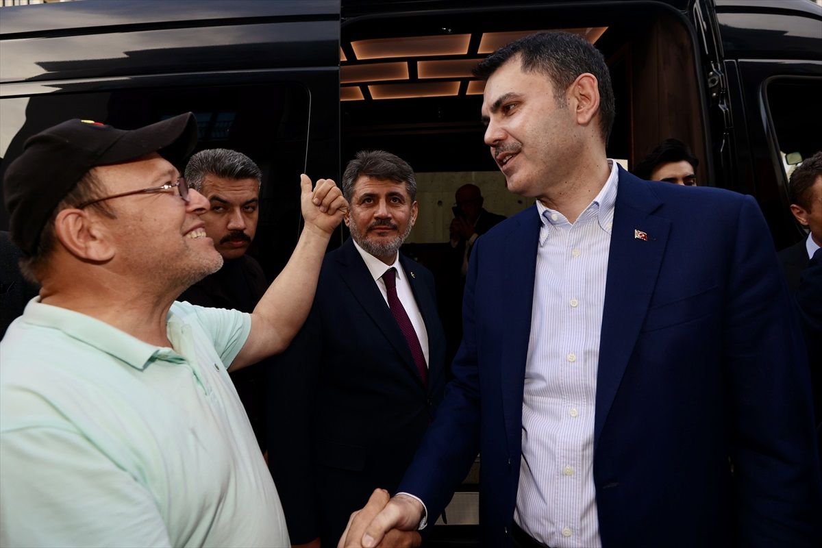 Bakan Kurum, Depremzedeleri Ziyaret Etti