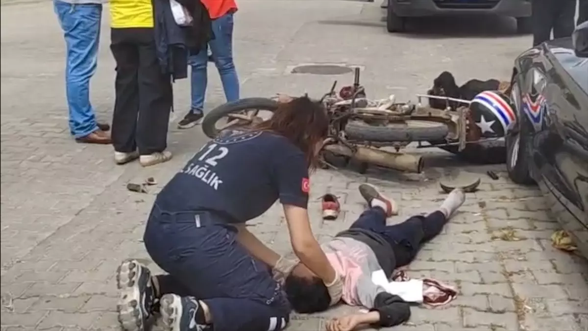 Edremit'te Motosiklet ve Otomobil Çarpıştı: 3 Yaralı