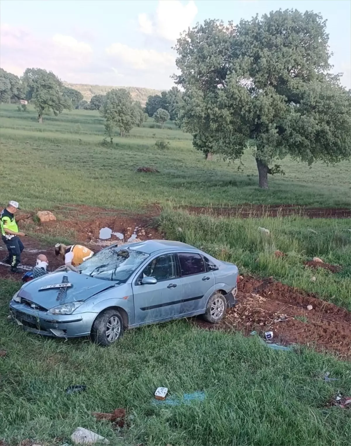 Dursunbey'de Şarampole Devrilen Otomobilde 3 Yaralı