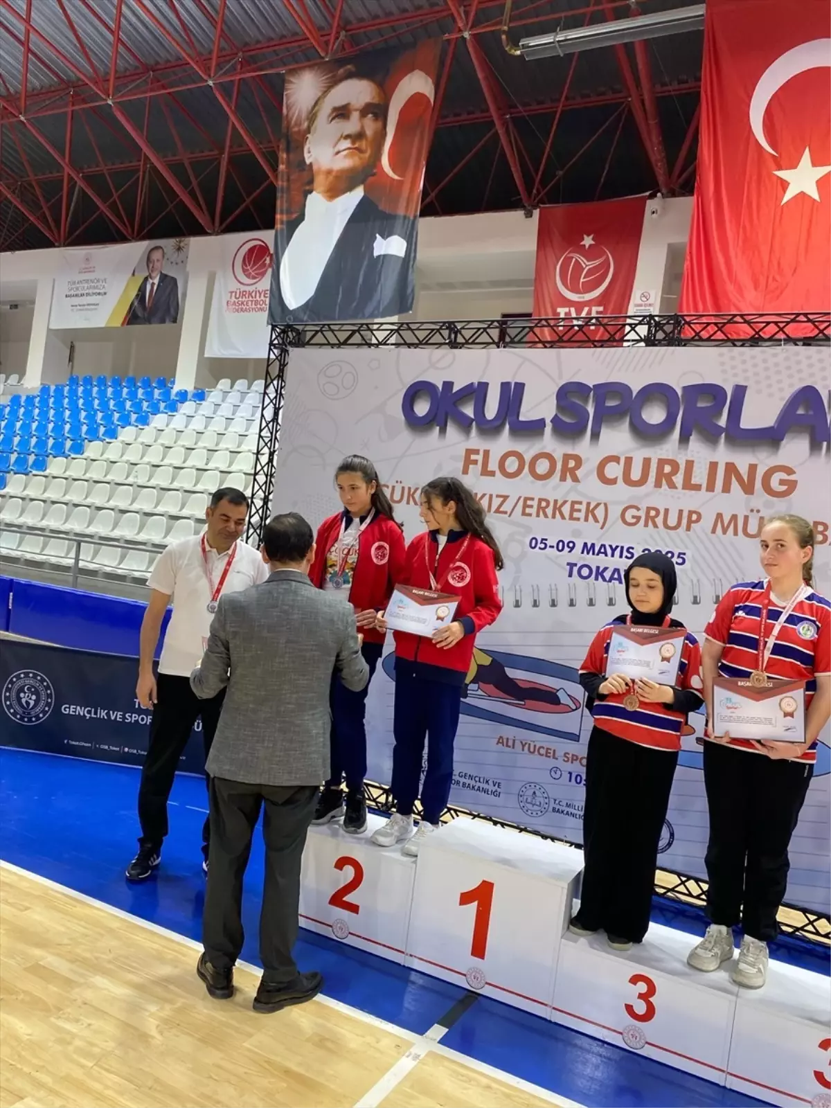 Tokat Başçiftlik Küçük Kız Curling Takımı Bölge İkincisi Oldu