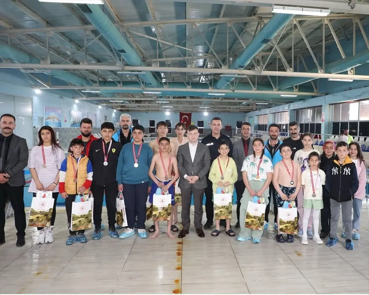 Başkale'de Gençlik Haftası Yüzme Yarışması Finali Gerçekleştirildi
