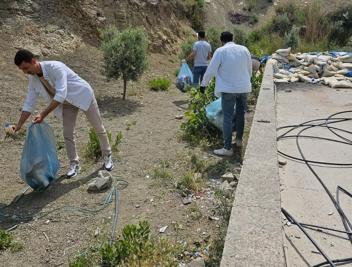 Üniversite Öğrencileri Hatay'da Çevre Temizliği Yaptı