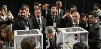 Beşiktaş Kulübü Genel Kurulu'nda Serdal Adalı Oyunu Kullandı