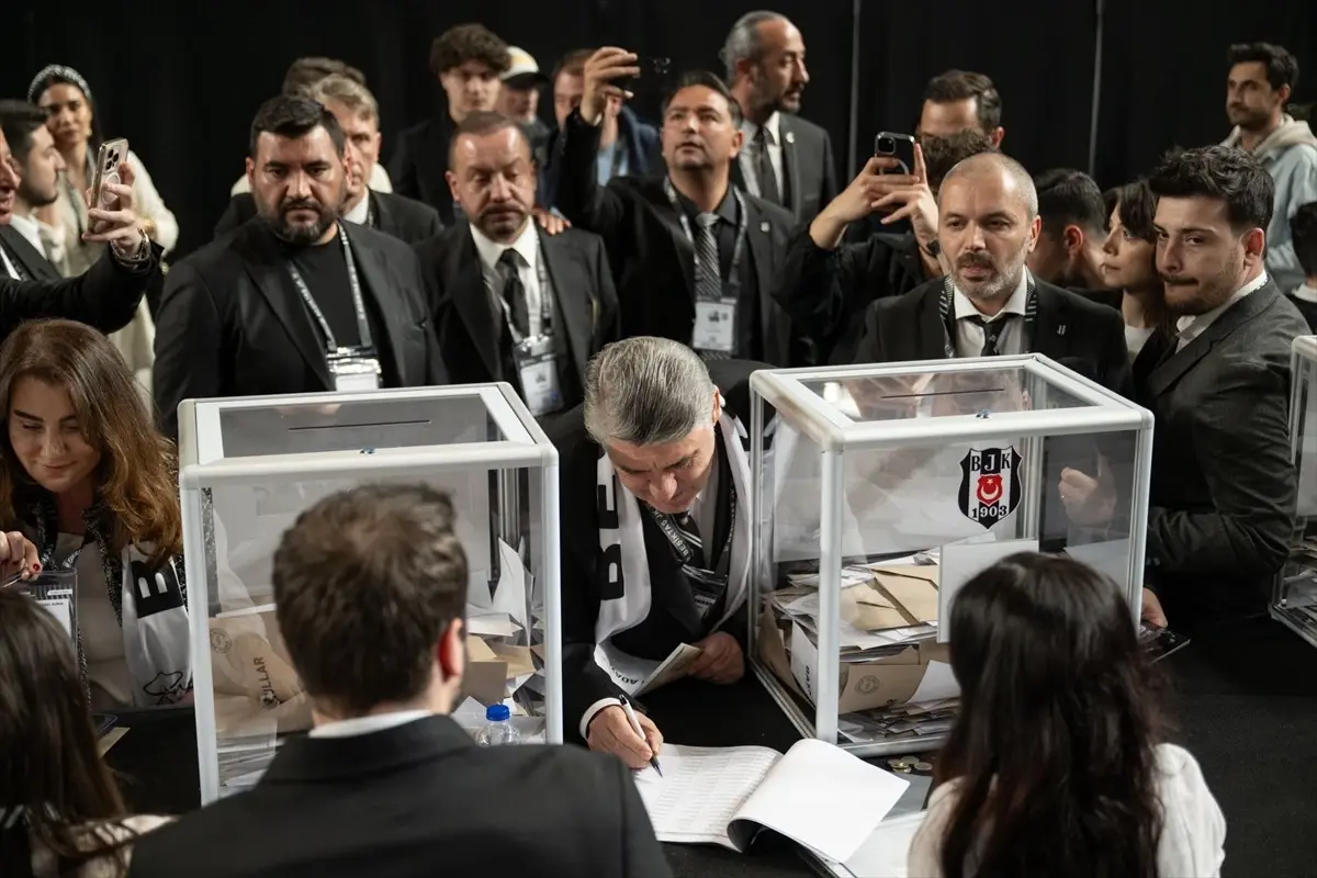 Beşiktaş Kulübü Genel Kurulu'nda Serdal Adalı Oyunu Kullandı