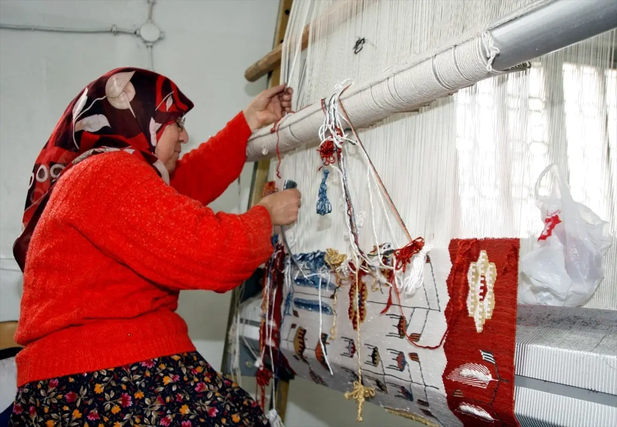 Beypazarı'nda Kök Boyayla Hazırlanan El Yapımı Kilimler İlgi Görüyor