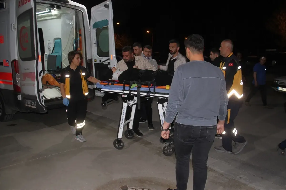 Beyşehir'de Motosikletli Sürücü Yayalara Çarptı, Kaçtı