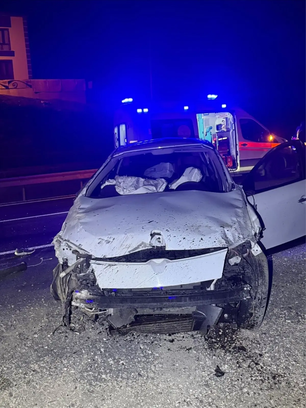 Bilecik'te Kaza: Bariyere Çarpan Otomobilde Bir Kişi Hayatını Kaybetti