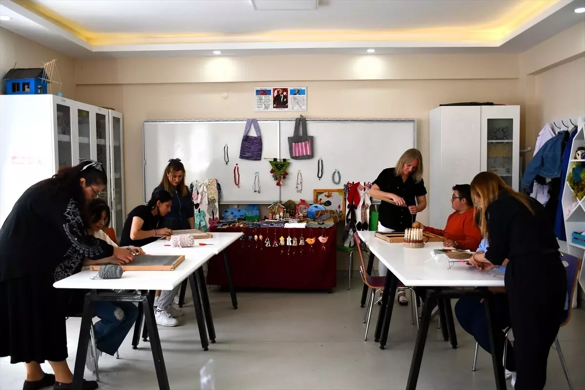 Özel Gereksinimli Öğrenciler Kilim Dokumayı Öğreniyor