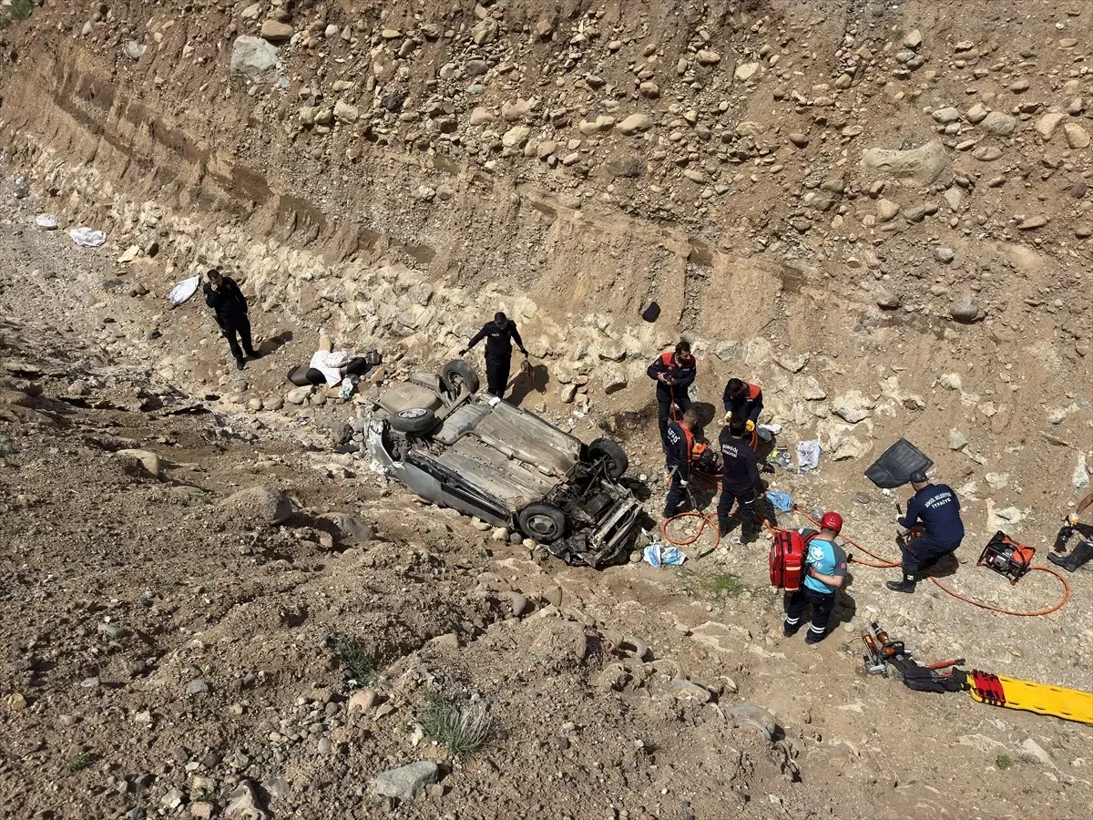 Bingöl'de Otomobil Dere Yatağına Devrildi: 7 Yaralı