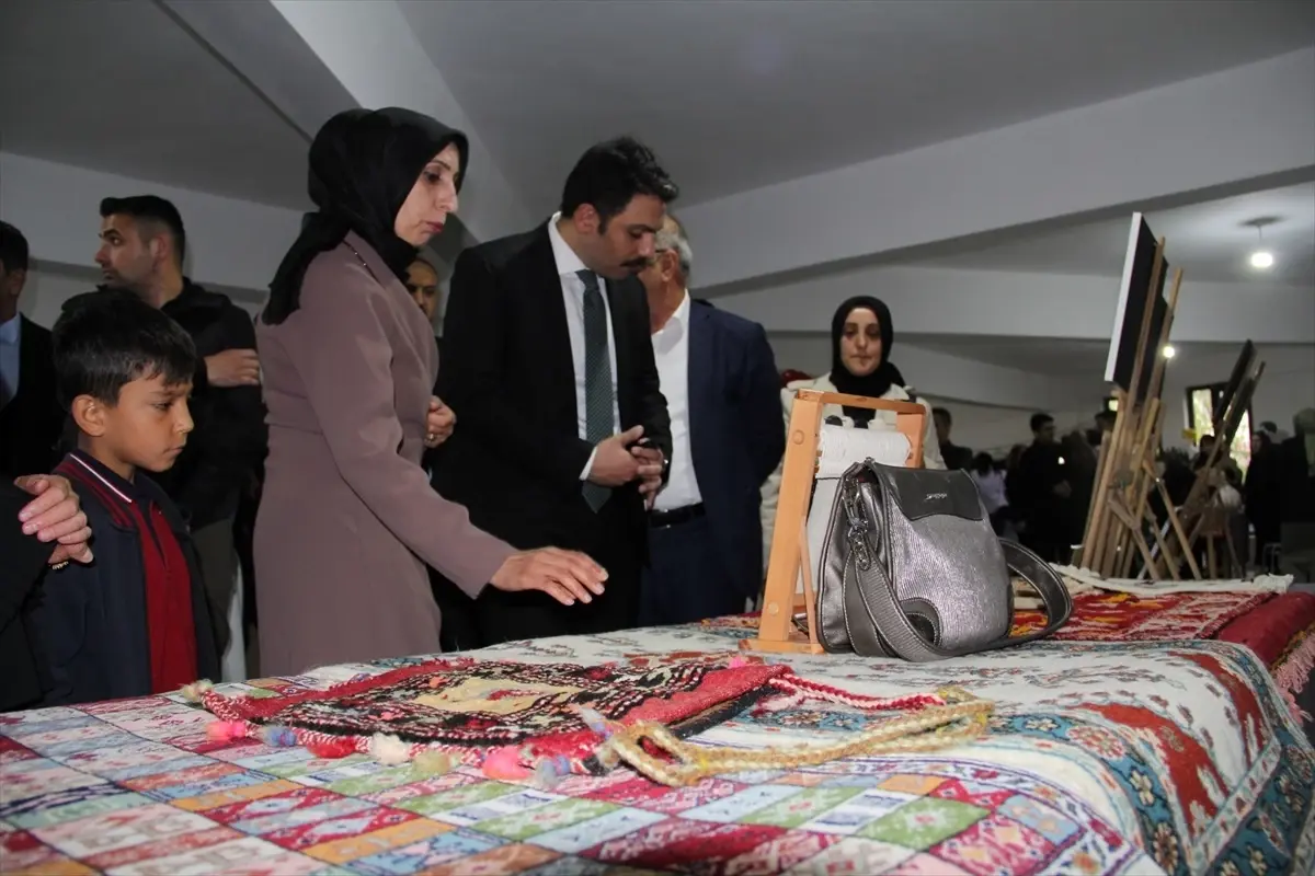 Karlıova'da Aile Destek Merkezi Kursiyerlerinin El Emeği Ürünleri Sergilendi