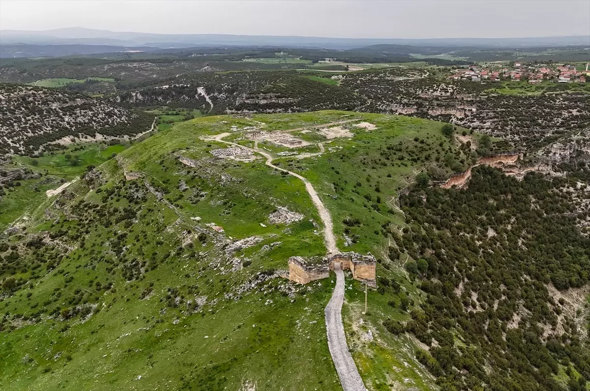 Blaundos Antik Kenti'nde 2100 Yıllık Su Kemerlerinin Restorasyonu Tamamlandı